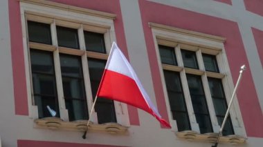 Krakow, Polonya, rüzgarda parlayan bayrak