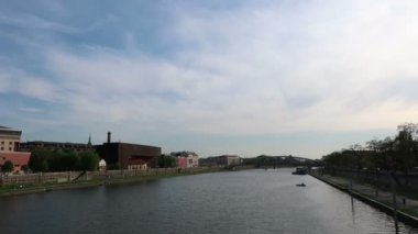 Krakow, Polonya, gün batımında Vistola nehrinin manzarası