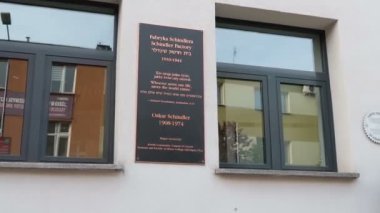 Krakow, Polonya, Oskar Schindler 'in Enamel Fabrikası' nın işareti.