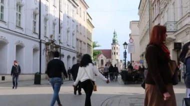 Krakow, Polonya, Grodzka caddesinde insanlar yürüyor