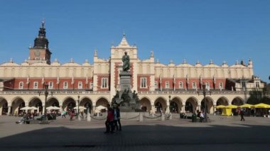 Arkaplanda Krakow, Polonya, Adam Mickiewicz Anıtı ve Kuaför Salonu