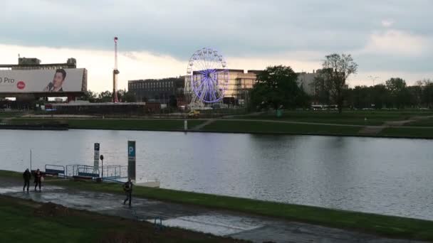 波兰克拉科夫 黄昏时分 维斯瓦河上的全景车轮 — 图库视频影像