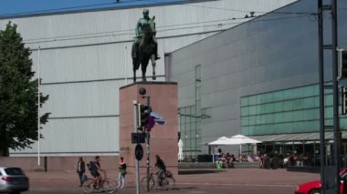 Helsinki, Finlandiya, Mannerheim heykeli manzaralı