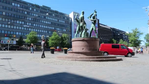 芬兰赫尔辛基Aleksanterinkatu广场的三尊史密斯雕像 — 图库视频影像