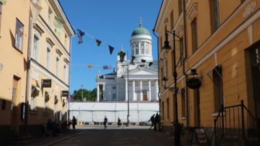 Helsinki, Finlandiya, Kirkkokatu caddesindeki katedralin manzarası