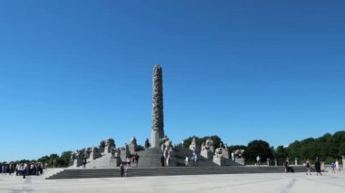 Oslo, Norveç, Vigeland parkındaki dikilitaş manzaralı.