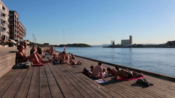 Осло Норвегия Люди Загорают Пристани Гавна — стоковое видео