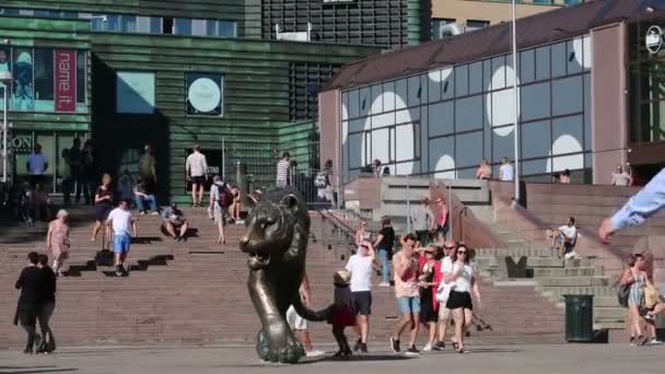 Oslo Norwegen Der Tiger Vor Dem Osloer Hauptbahnhof — Stockvideo