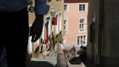 Tallinn, Estonya, Lhike Jalg basamaklarındaki insanlar 