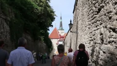 Tallinn, Estonya ve turistler Pikk Jalg caddesinde yürüyor