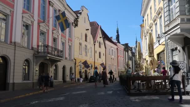 Эстония Таллинн Туристы Улице Пикк — стоковое видео