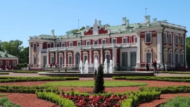 エストニアのタリン カドリオルグ宮殿の庭のズームアウト — ストック動画