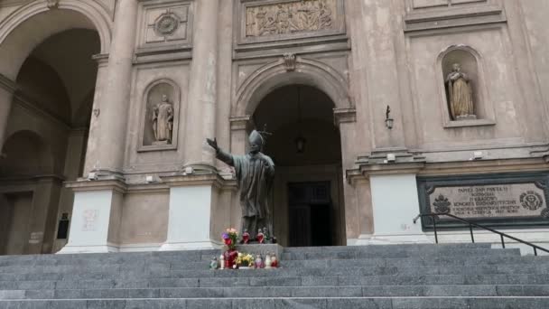 Varsavia Polonia Statua Papa Jean Paul Davanti Alla Chiesa Ognissanti — Video Stock