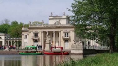 Varşova, Polonya, Ada 'daki saraydan uzaklaşın.