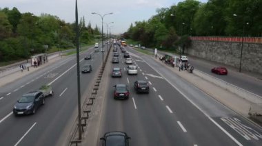 Varşova, Polonya, Ujazdw Bulvarı 'ndaki trafiğe bakın.