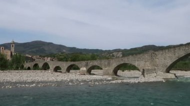 Bobbio, İtalya, kambur köprü ve nehirden gelen şeytan tekmesi.