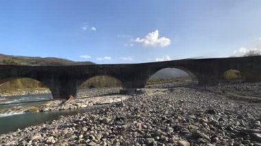 Bobbio, İtalya, kambur köprünün panoramiği ve şeytanın tekmesi.