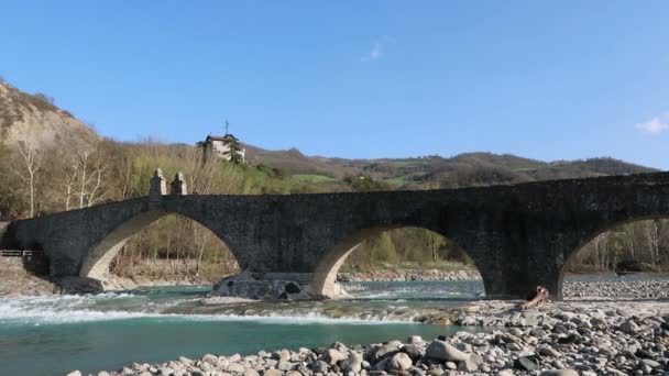 Bobbio Italië Bultrug Brug Duivelsschop Uit Rivier — Stockvideo