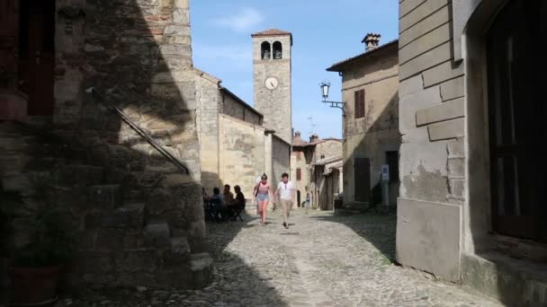 Vigoleno Itália Turistas Dentro Rua Vila Medieval — Vídeo de Stock