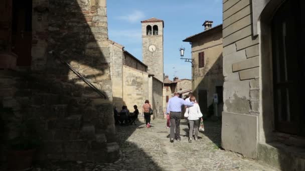 Vigoleno Italy Tourists Street Medieval Village — Stock Video