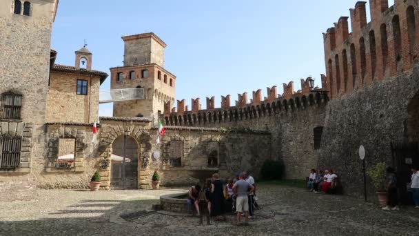 Vigoleno Italië Het Plein Het Middeleeuwse Kasteel — Stockvideo