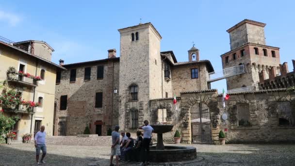 Vigoleno Italy Square Castle — Stock Video