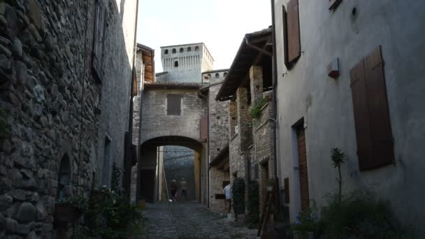 Torrechiara Kastély Olaszország Erődön Belüli Utca — Stock videók