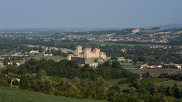 意大利Torrechiara城堡 从山上看 — 图库视频影像