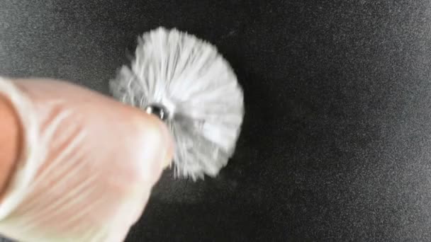 Fingerabdrücke Pinsel Entwickelt Latenten Handabdruck Auf Schwarzer Oberfläche — Stockvideo