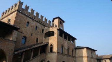 Castell 'Arquato, İtalya, Podesta Sarayı cephesi