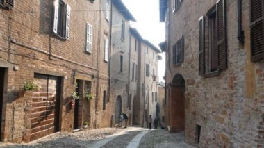 Castell 'Arquato, İtalya, köyün tipik caddesi.