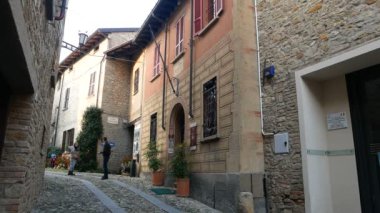 Castell 'Arquato, İtalya, Ilica evi manzaralı.