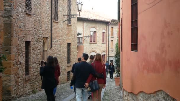 意大利卡塞尔阿夸托 游客们走在村里典型的街道上 — 图库视频影像