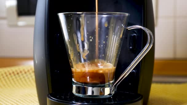 Kahve Hazırlama Kahve Bardağa Düşer — Stok video