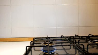 Kahve, kahve demliği ateşe verildi.