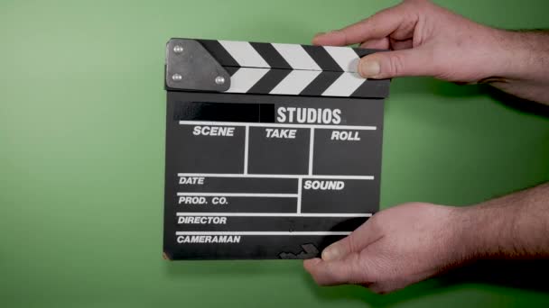 Ręce Trzymać Film Produkcji Clapperboard Zielonym Ekranie Audio — Wideo stockowe