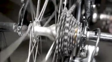 Motosikletin arka raydan çıkarıcı hareketleri büyük ile küçük arasında