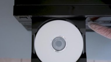 Eski cihazlar, CD çalar bir tepsi CD oynatıcıya yerleştirilir