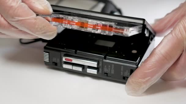 旧设备 在便携式播放器内装入盒式磁带 — 图库视频影像