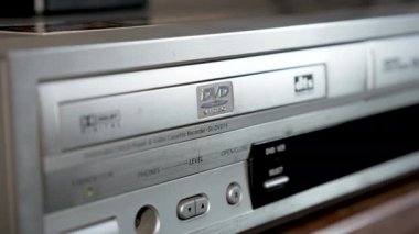 Eski eşyalar, tepsiden bir DVD oynatıcıda fırlamış.