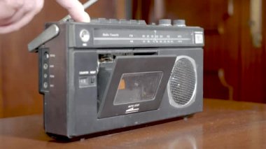 Eski cihazlar, bir radyo oynatıcısının içine bir müzik kaseti yüklüyor.