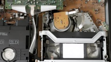 Eski aygıtlar, bir vhs video oynatıcısının içerisindeName