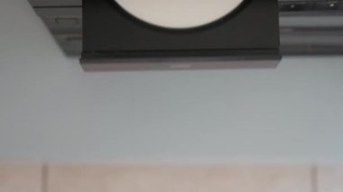 Eski aygıtlar, CD oynatıcı tepsisine bir disk yükleniyor