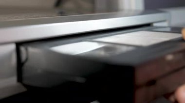 Eski cihazlar, video kaseti bir vhs oynatıcıya yüklüyor