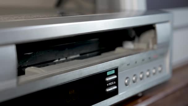 Alte Geräte Ausgeworfenes Videoband Vhs Player — Stockvideo