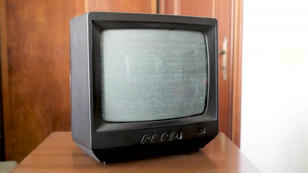 Alte Geräte Schaltet Den Tragbaren Schwarz Weiß Fernseher Ein — Stockvideo