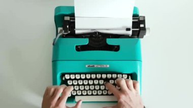 Taşınabilir mekanik daktilo kullanan klasik cihazlar