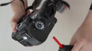 Dijital kamera, kameranın gövdesini tozlamak için hava üfleyiciyi kullanıyor.