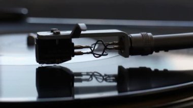 Turntable sistemi, arka plandaki plakta bir top mermisi oyunu