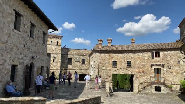 Votigno Canossa Italie Touristes Marchant Dans Centre Ville Village Médiéval — Video